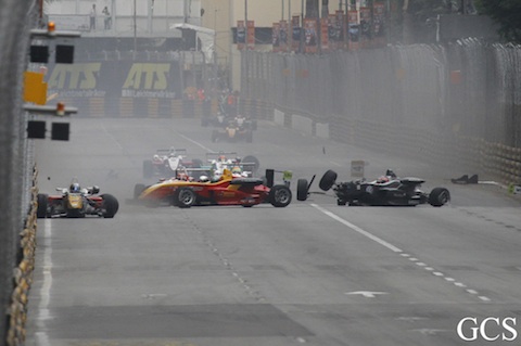 111121_f3_macau_crash_magnussen